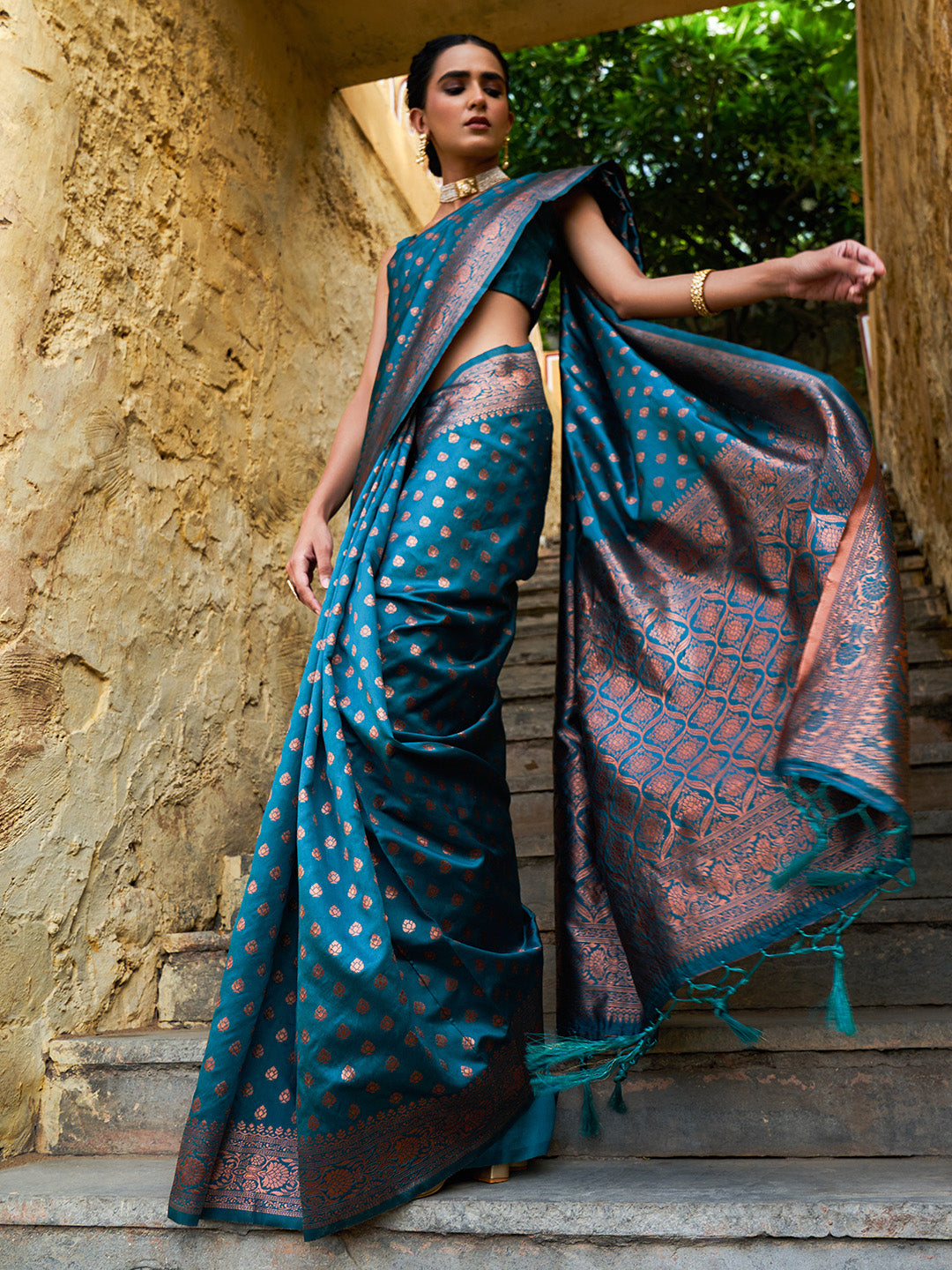 Green Banarasi Silk Ethnic Motifs Saree with Unstitched Blouse Piece