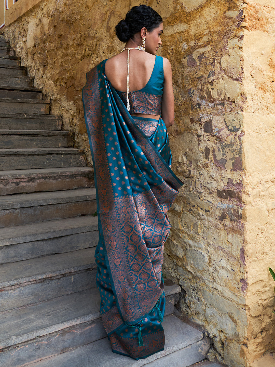 Green Banarasi Silk Ethnic Motifs Saree with Unstitched Blouse Piece