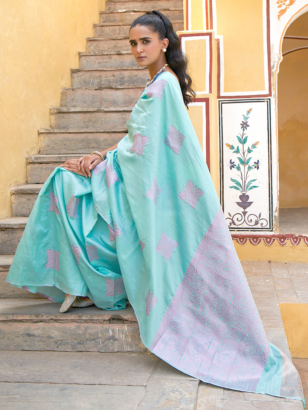 Sea Green Kanjeevaram Silk Woven Ethnic Motifs Saree with Unstitched Blouse Piece