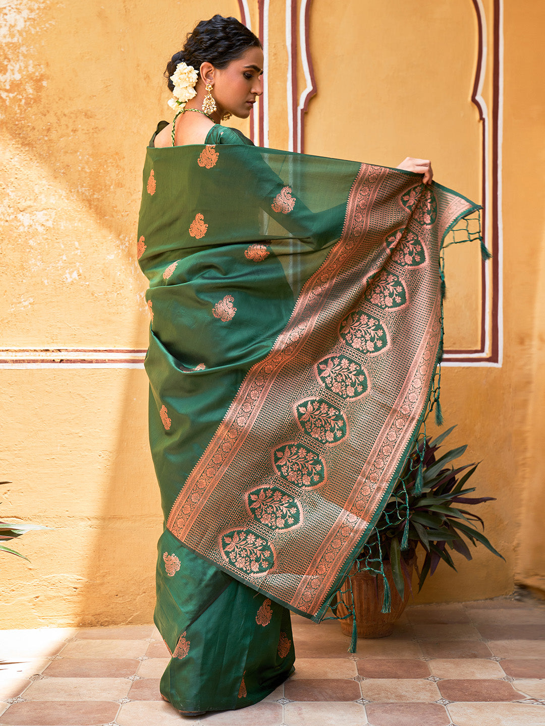 Green Kanjeevaram Silk Woven Ethnic Motifs Saree with Unstitched Blouse Piece