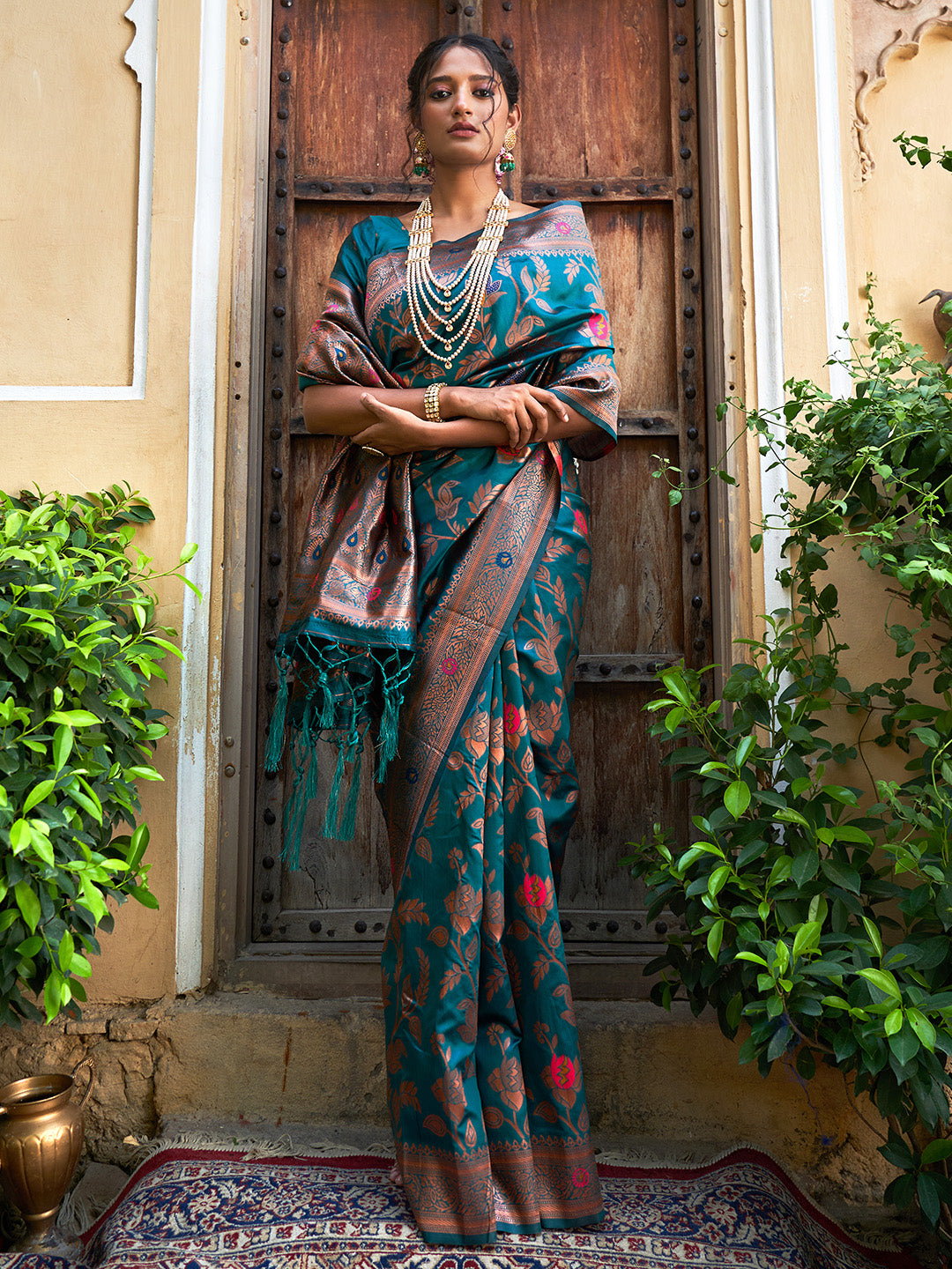 Teal Green Banarasi Silk Woven Dual Tone Floral Design Saree with Unstitched Blouse Piece