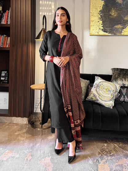 Janasya Women's Black Rayon Solid Straight Kurta Set With Printed Dupatta