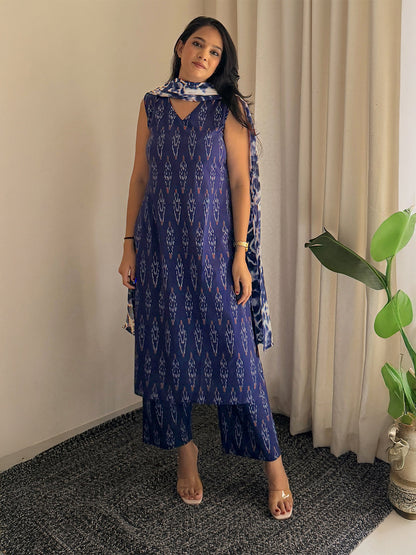 Janasya Women's Navy Blue Pure Cotton Ikkat Printed Straight Kurta Set