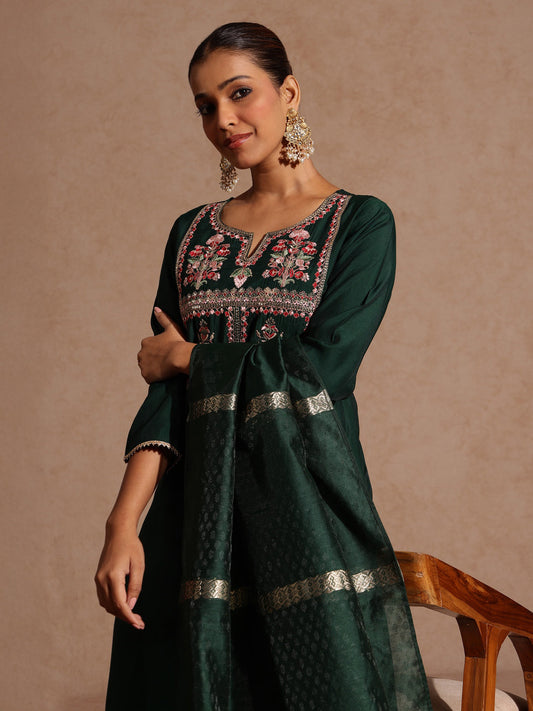 Janasya Women's Bottle Green Chanderi Silk Zari Yoke Embroidered Straight Kurta Set