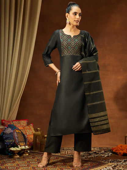 Janasya Women's Black Cotton Blend Yoke Design Straight Kurta Set