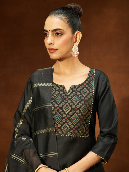 Janasya Women's Black Cotton Blend Yoke Design Straight Kurta Set