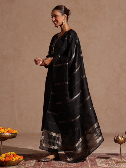 Janasya Women's Black Cotton Blend Yoke Design Straight Kurta Set