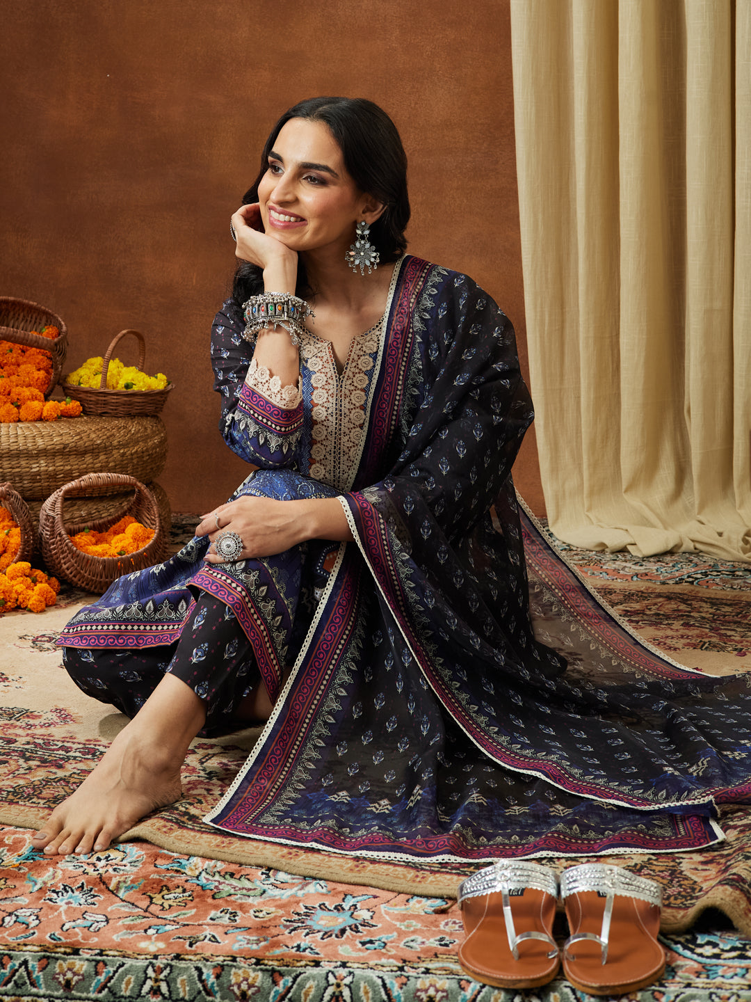 Janasya Women's Black Cotton Blend Printed Straight Kurta Set